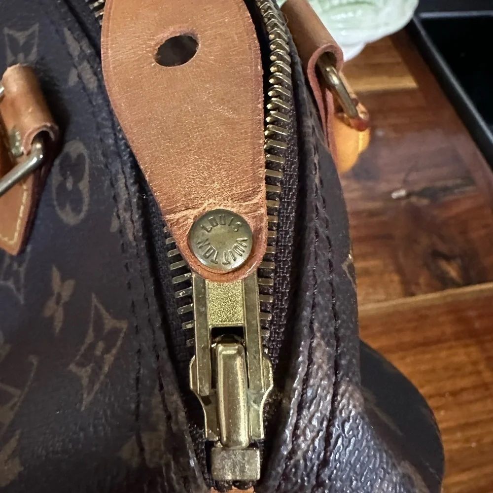 - Louis Vuitton authentic Speedy 30 vintage. With COA